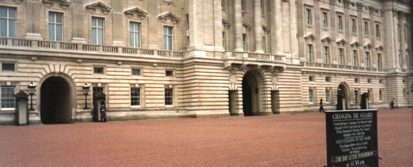 buckingham palace london courtyard